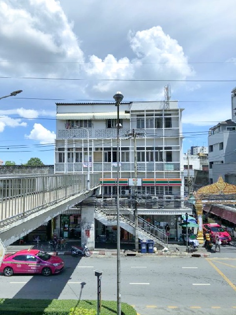 บางขุนนนท์ 1.3 กม. รร.อาชีวศึกษาธนบุรี 1.3 กม.พรานนก MRT ไฟฉาย อพาร์ทเม้นท์ 4 ชั้น 38ตร.วา. 308 ตร.ม.15 นอน 15 น้ำ 