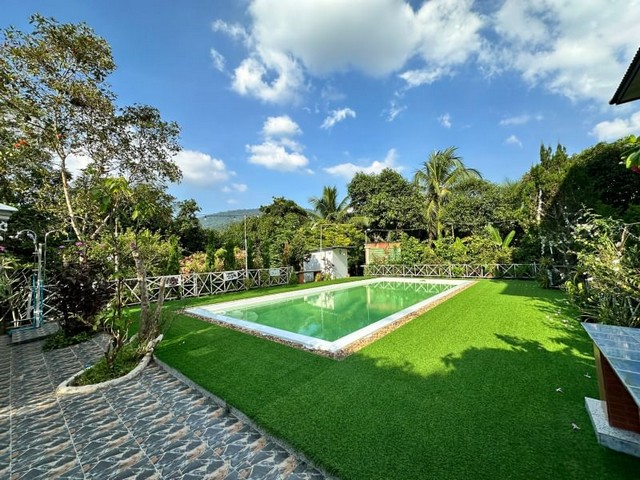 ที่ดินแปลงสวย โซนเขาเขียวบางพระ พร้อมบ้านพักพลูวิลล่า พร้อมเข้าอยู่ FP-L0594 