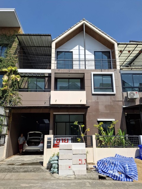 ขายทาวน์โฮม 3 ชั้น หมู่บ้านลูกกอล์ฟ พรีเมี่ยยม เมืองทองธานี (บ้านไม่เคยเข้าอยู่)