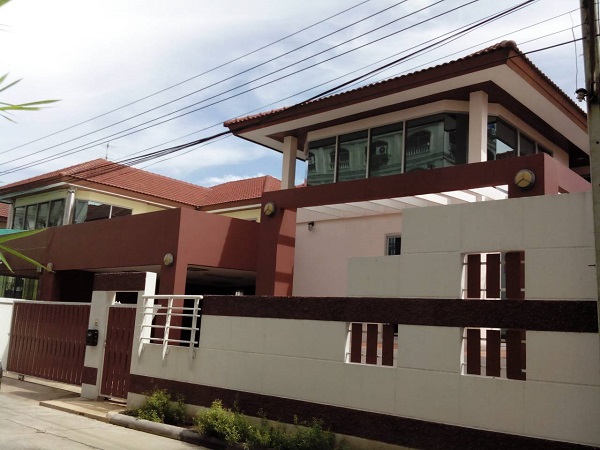  9855 RENT บ้าน หลังห้างสรรพสินค้าเซ็นทรัลบางนา ใกล้ห้างสรรพสินค้าซีคอนสแสควร์  ห้างสรรพสินค้า พาราไดซ์เดิน ห้างเมกะบางนา ทางสะดวกบนถนนศรีนครินทร์ รถไฟฟ้า BTS ศูนย์กลางแหล่งท่องเที่ยวมากมาย ใกล้ สวนหลวง ร.9 สิ่งอำนวยความสะดวกครบครัน เหมาะทำธุรกิจหลาย